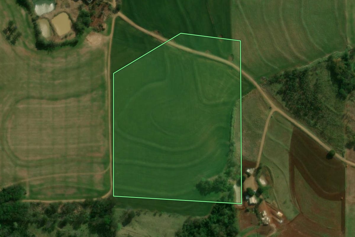 Imagem de satélite do imóvel rural em Matelândia (PR), com o contorno declarado no CAR desenhado por cima.