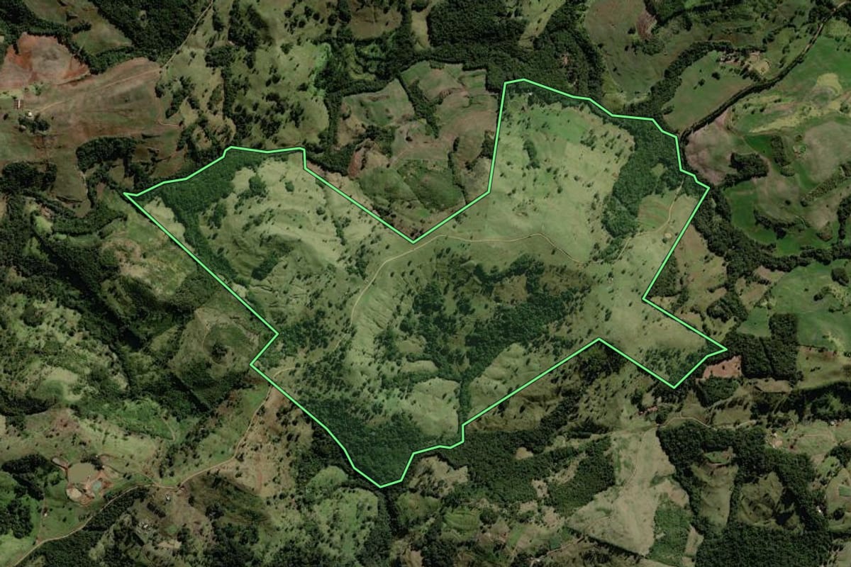 Imagem de satélite do imóvel rural em Mato Rico (PR), com o contorno declarado no CAR desenhado por cima.