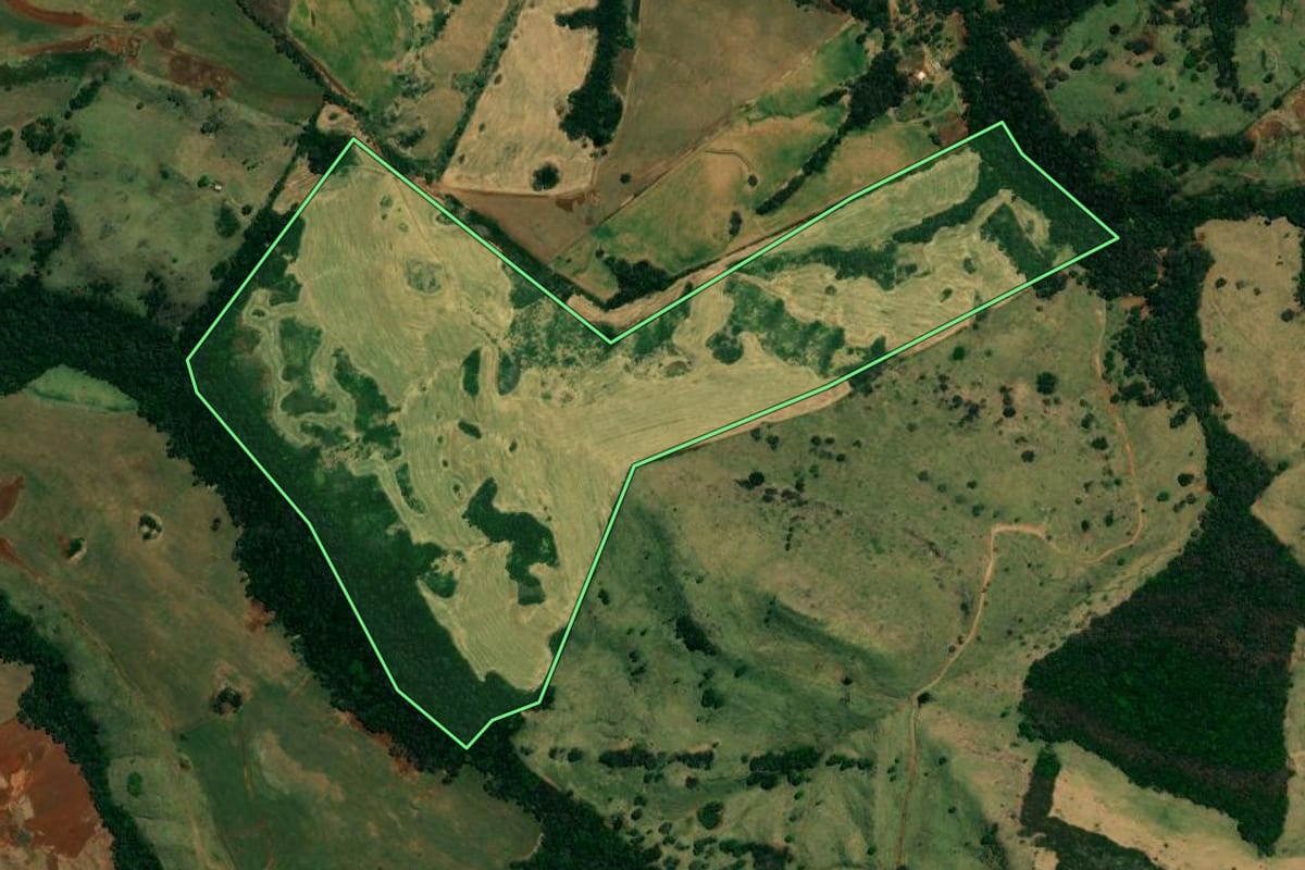 Imagem de satélite do imóvel rural em Mato Rico (PR), com o contorno declarado no CAR desenhado por cima.