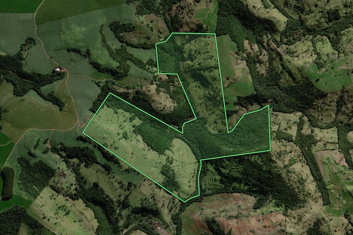Imagem de satélite do imóvel rural em Mato Rico (PR), com o contorno declarado no CAR desenhado por cima.