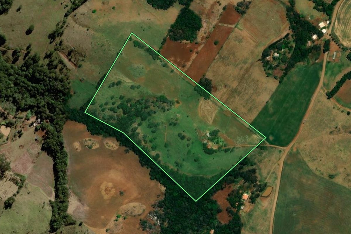 Imagem de satélite do imóvel rural em Mato Rico (PR), com o contorno declarado no CAR desenhado por cima.