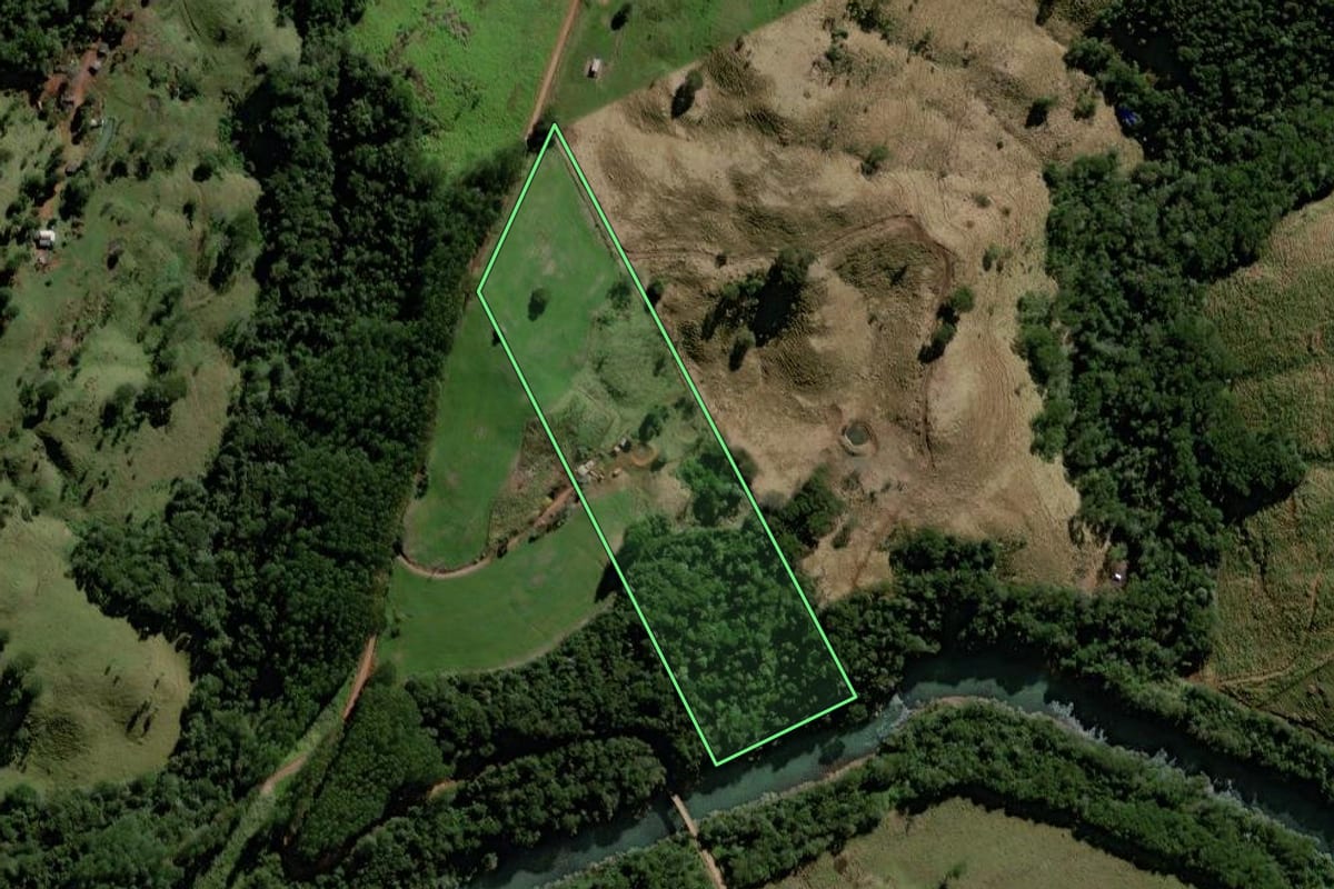 Imagem de satélite do imóvel rural em Mato Rico (PR), com o contorno declarado no CAR desenhado por cima.