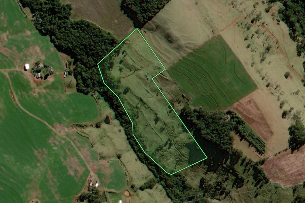 Imagem de satélite do imóvel rural em Mato Rico (PR), com o contorno declarado no CAR desenhado por cima.