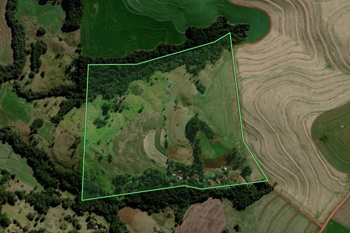 Imagem de satélite do imóvel rural em Mato Rico (PR), com o contorno declarado no CAR desenhado por cima.