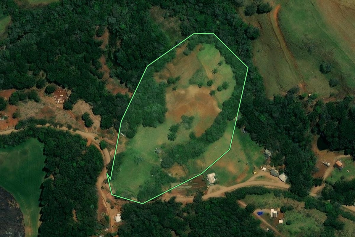 Imagem de satélite do imóvel rural em Mato Rico (PR), com o contorno declarado no CAR desenhado por cima.