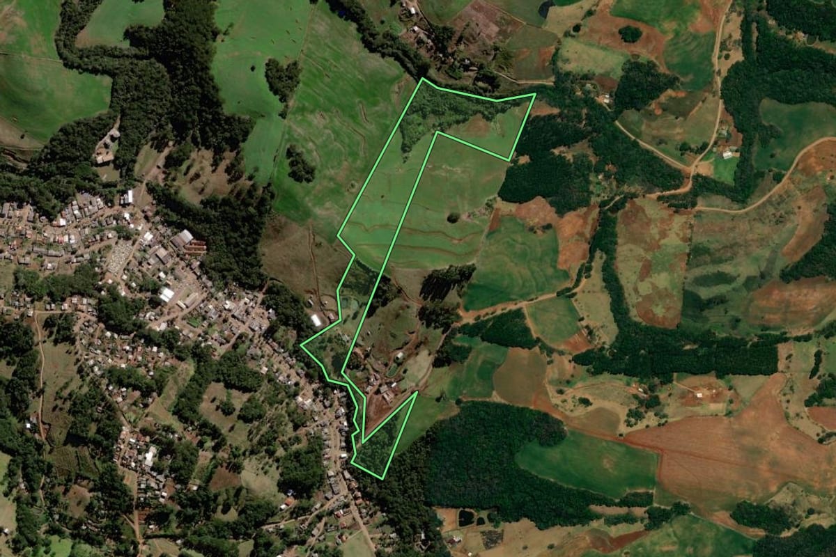 Imagem de satélite do imóvel rural em Mato Rico (PR), com o contorno declarado no CAR desenhado por cima.