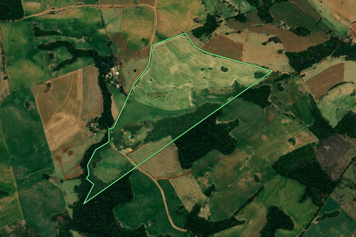 Imagem de satélite do imóvel rural em Mato Rico (PR), com o contorno declarado no CAR desenhado por cima.