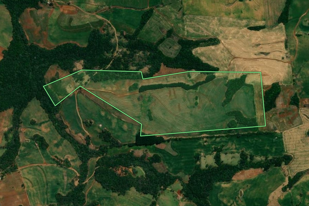 Imagem de satélite do imóvel rural em Mato Rico (PR), com o contorno declarado no CAR desenhado por cima.