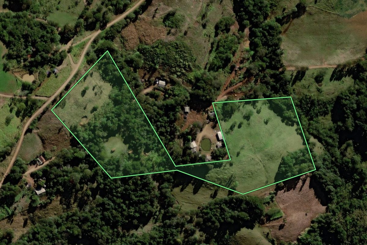 Imagem de satélite do imóvel rural em Mato Rico (PR), com o contorno declarado no CAR desenhado por cima.