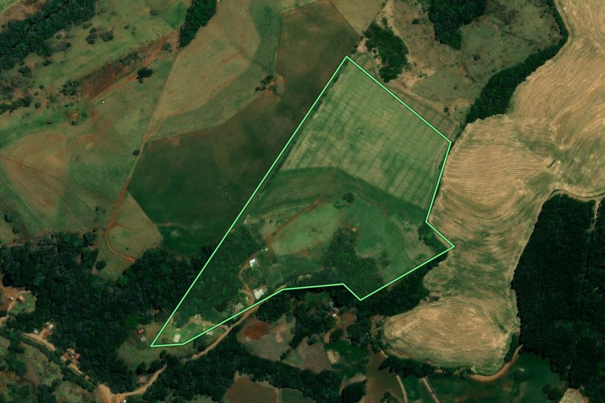 Imagem de satélite do imóvel rural em Mato Rico (PR), com o contorno declarado no CAR desenhado por cima.