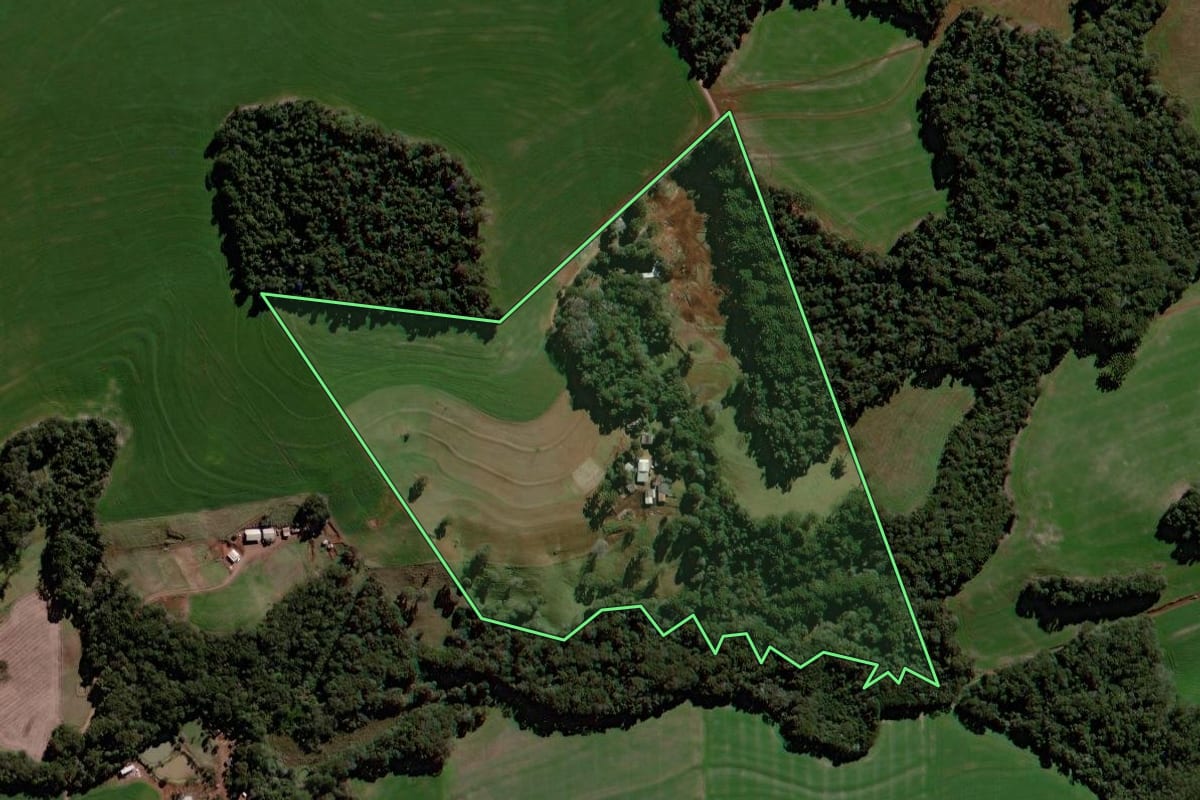 Imagem de satélite do imóvel rural em Mato Rico (PR), com o contorno declarado no CAR desenhado por cima.