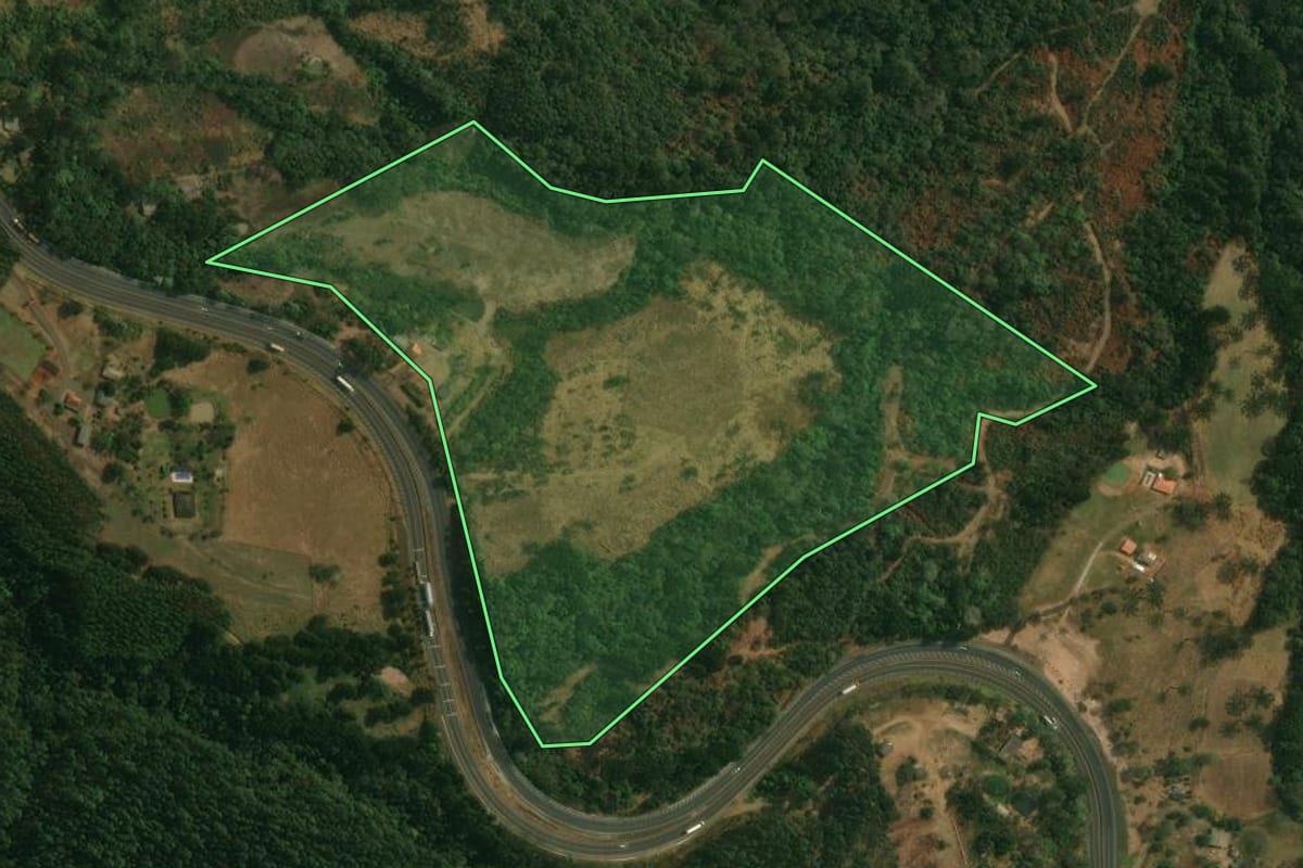 Imagem de satélite do imóvel rural em Mauá da Serra (PR), com o contorno declarado no CAR desenhado por cima.