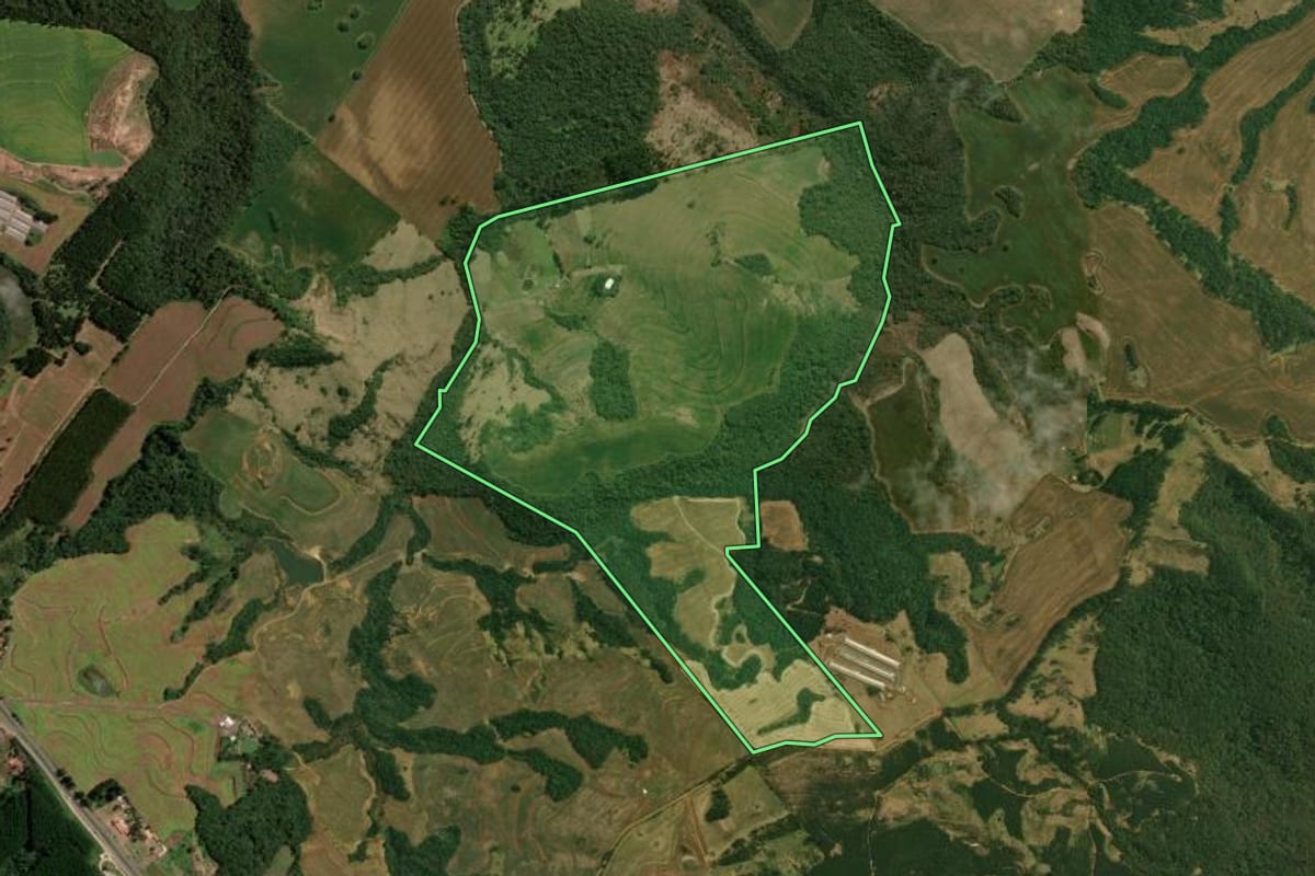 Imagem de satélite do imóvel rural em Mauá da Serra (PR), com o contorno declarado no CAR desenhado por cima.