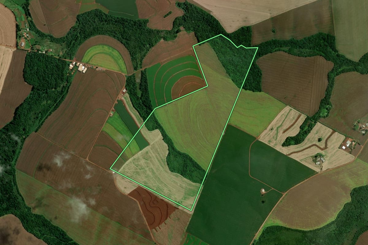 Imagem de satélite do imóvel rural em Mauá da Serra (PR), com o contorno declarado no CAR desenhado por cima.