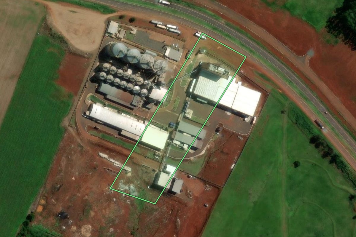 Imagem de satélite do imóvel rural em Mauá da Serra (PR), com o contorno declarado no CAR desenhado por cima.