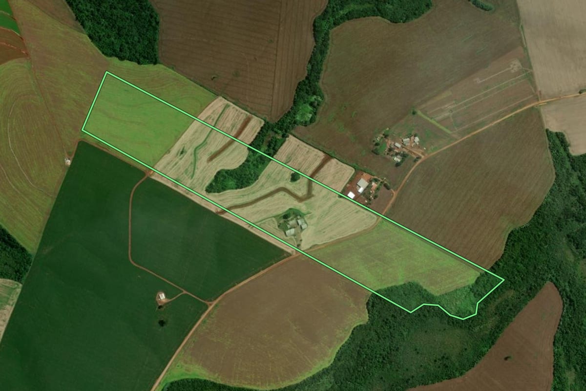 Imagem de satélite do imóvel rural em Mauá da Serra (PR), com o contorno declarado no CAR desenhado por cima.