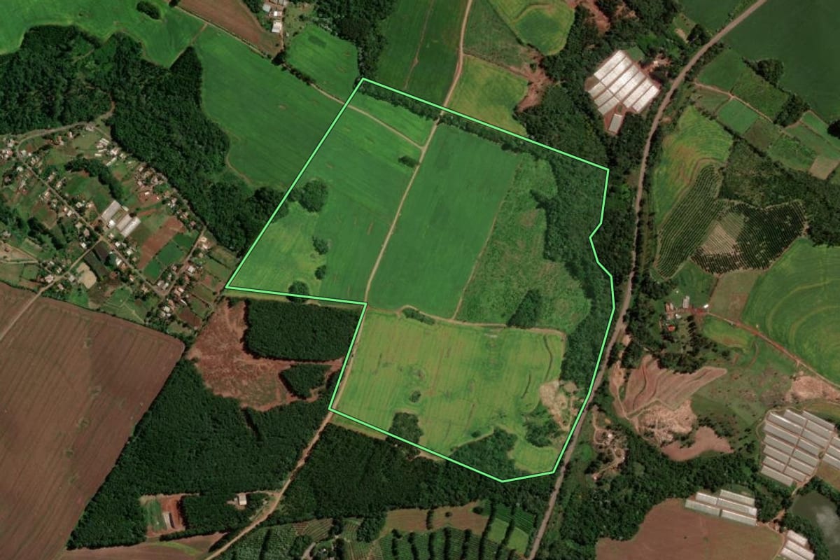Imagem de satélite do imóvel rural em Mauá da Serra (PR), com o contorno declarado no CAR desenhado por cima.