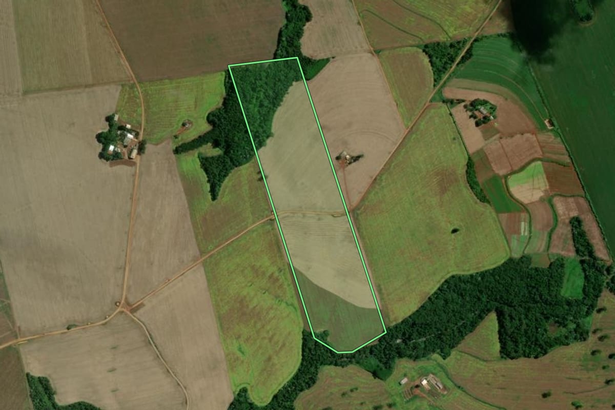 Imagem de satélite do imóvel rural em Mauá da Serra (PR), com o contorno declarado no CAR desenhado por cima.