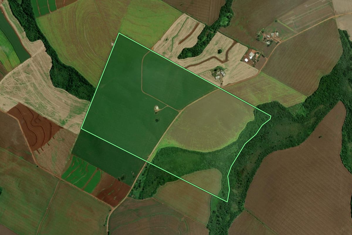 Imagem de satélite do imóvel rural em Mauá da Serra (PR), com o contorno declarado no CAR desenhado por cima.