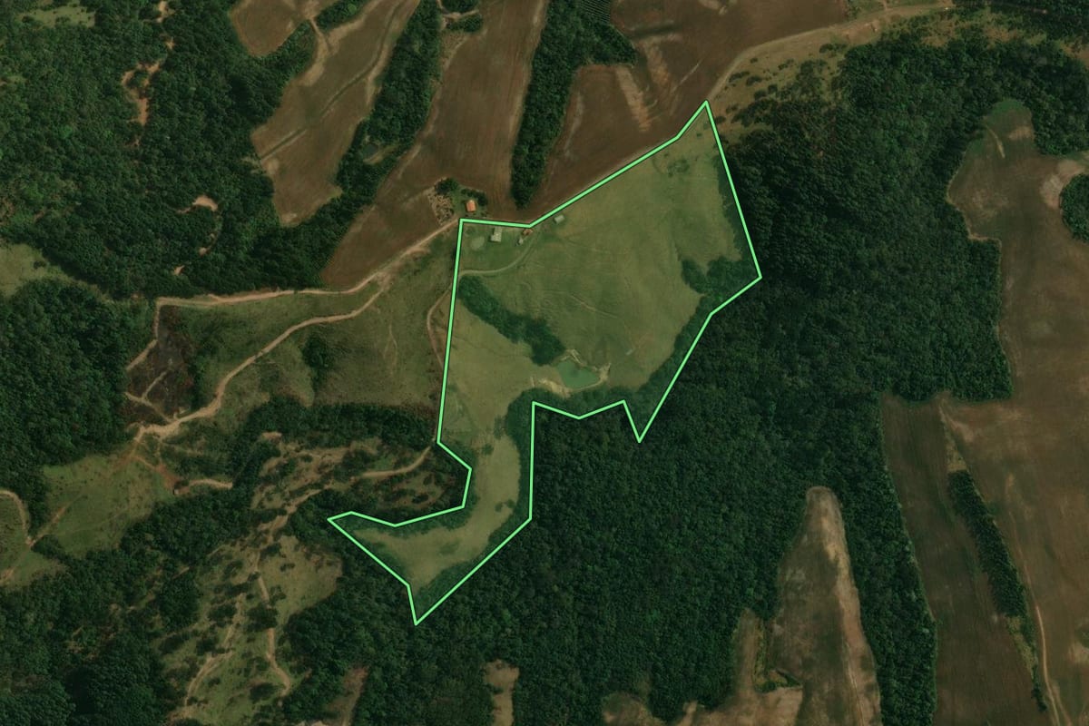 Imagem de satélite do imóvel rural em Mauá da Serra (PR), com o contorno declarado no CAR desenhado por cima.