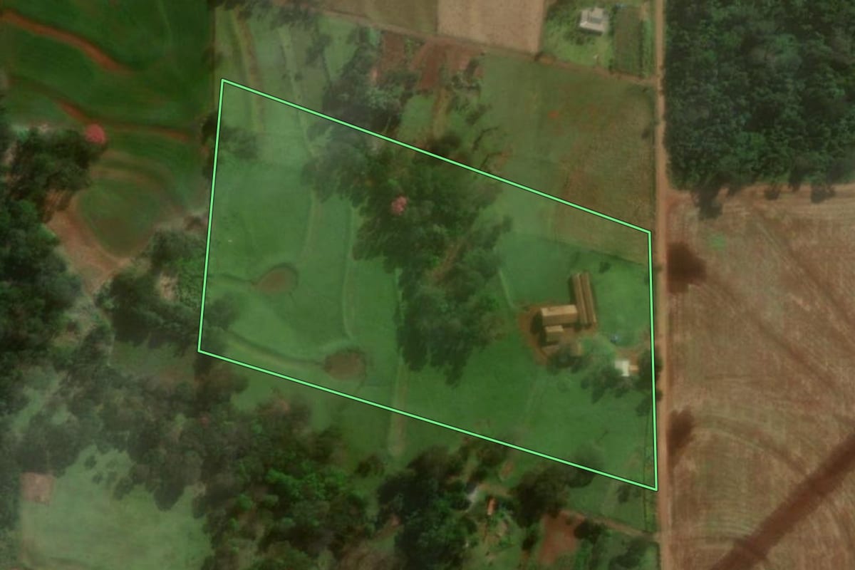 Imagem de satélite do imóvel rural em Medianeira (PR), com o contorno declarado no CAR desenhado por cima.