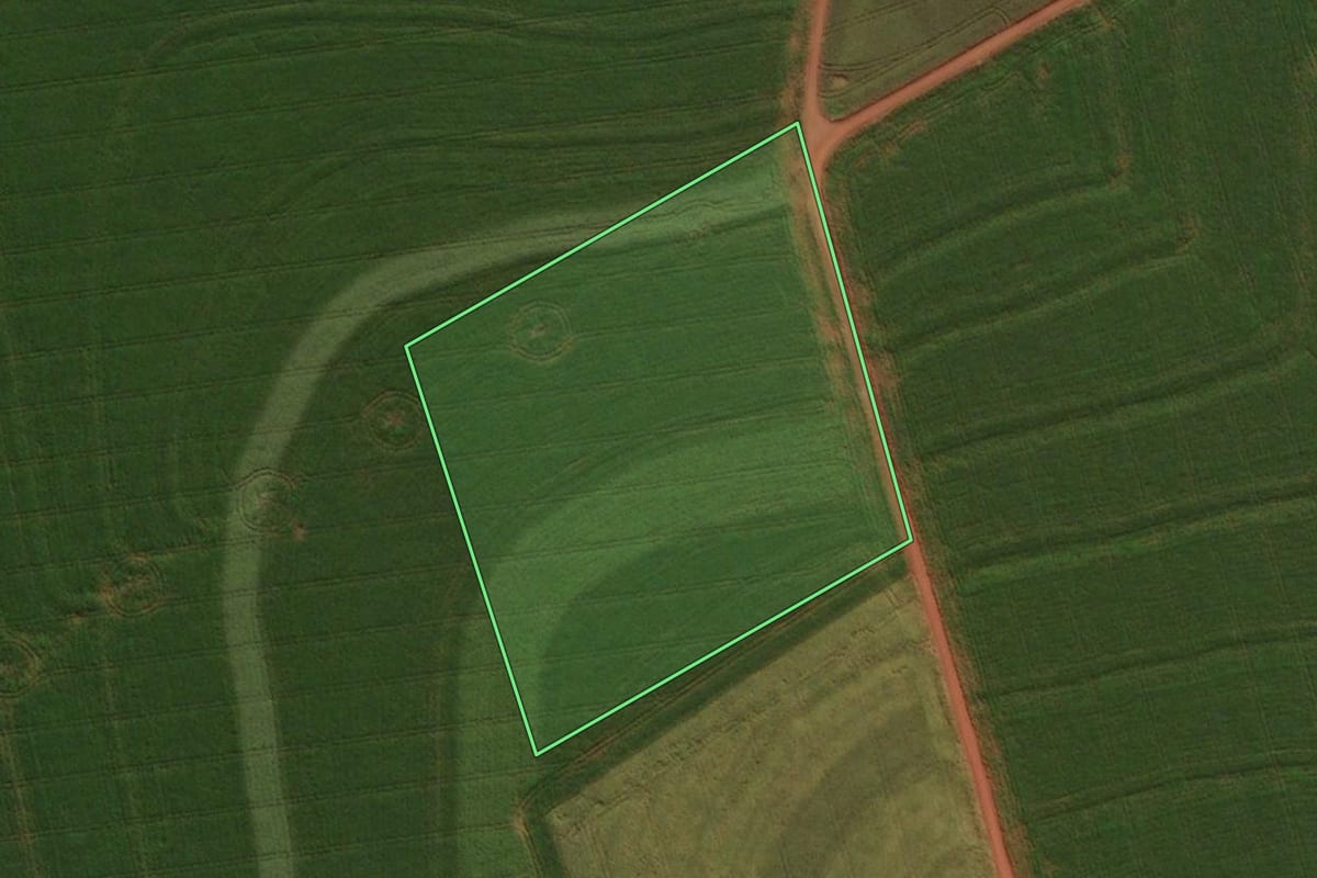 Imagem de satélite do imóvel rural em Medianeira (PR), com o contorno declarado no CAR desenhado por cima.