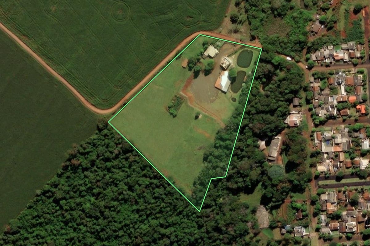 Imagem de satélite do imóvel rural em Medianeira (PR), com o contorno declarado no CAR desenhado por cima.