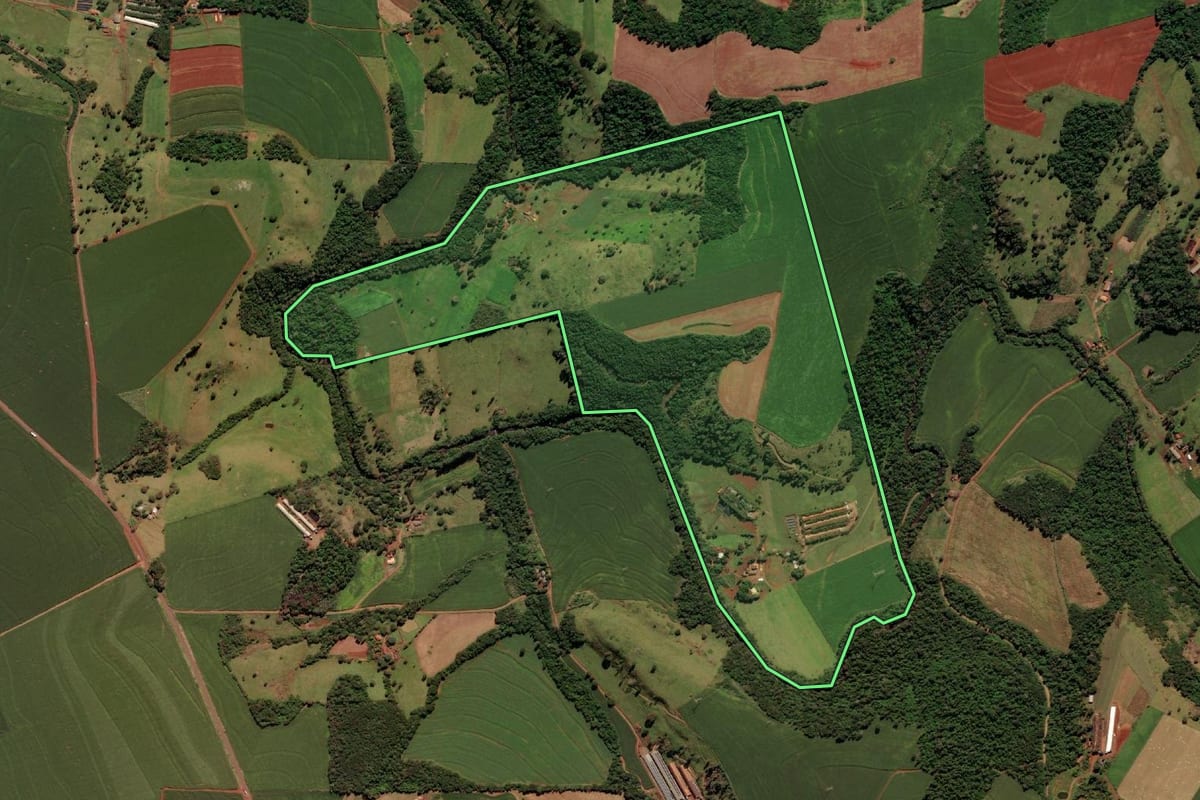 Imagem de satélite do imóvel rural em Medianeira (PR), com o contorno declarado no CAR desenhado por cima.