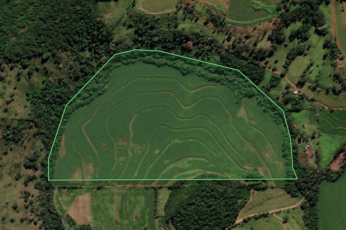 Imagem de satélite do imóvel rural em Medianeira (PR), com o contorno declarado no CAR desenhado por cima.