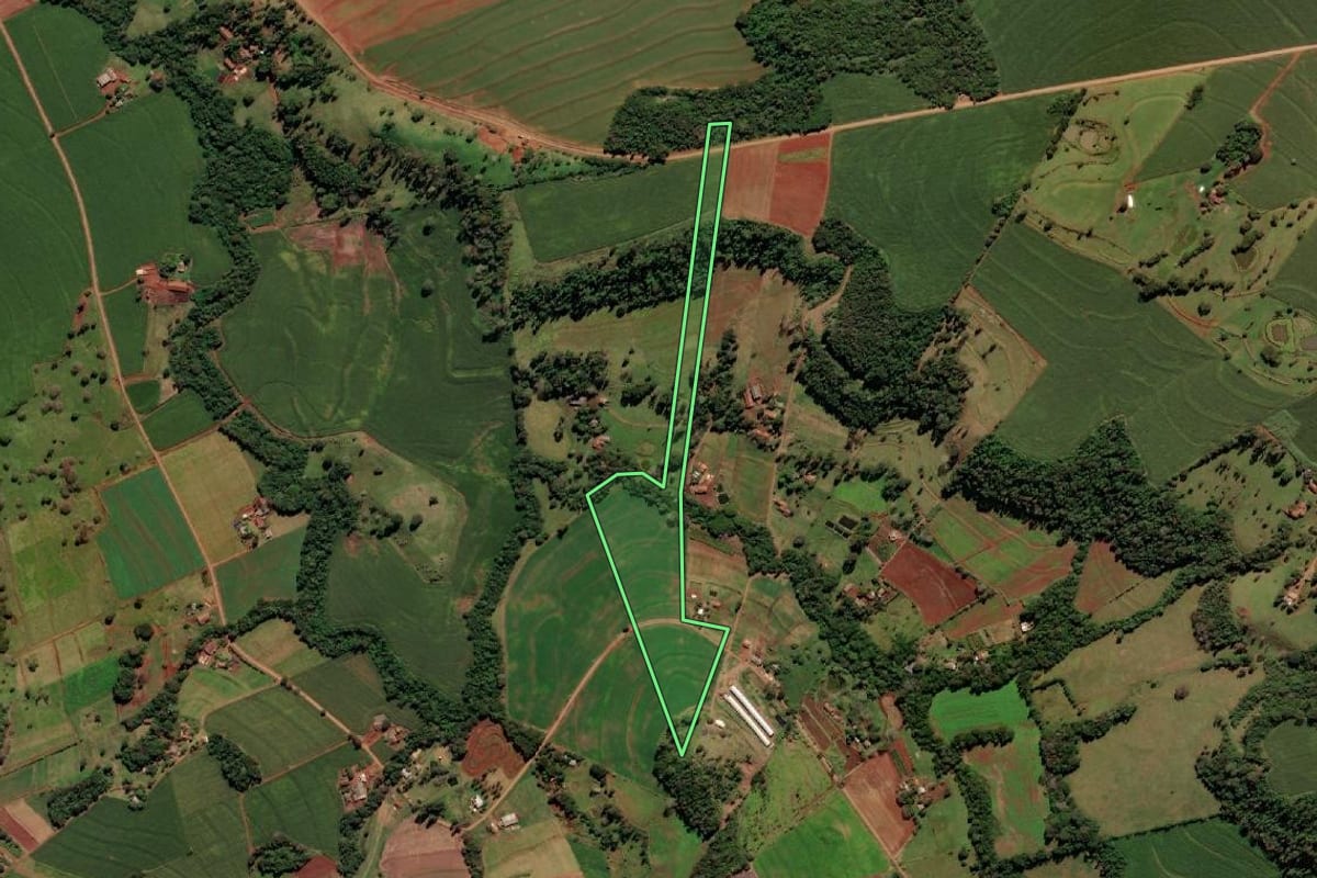 Imagem de satélite do imóvel rural em Medianeira (PR), com o contorno declarado no CAR desenhado por cima.