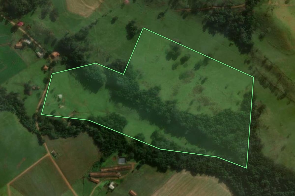 Imagem de satélite do imóvel rural em Medianeira (PR), com o contorno declarado no CAR desenhado por cima.