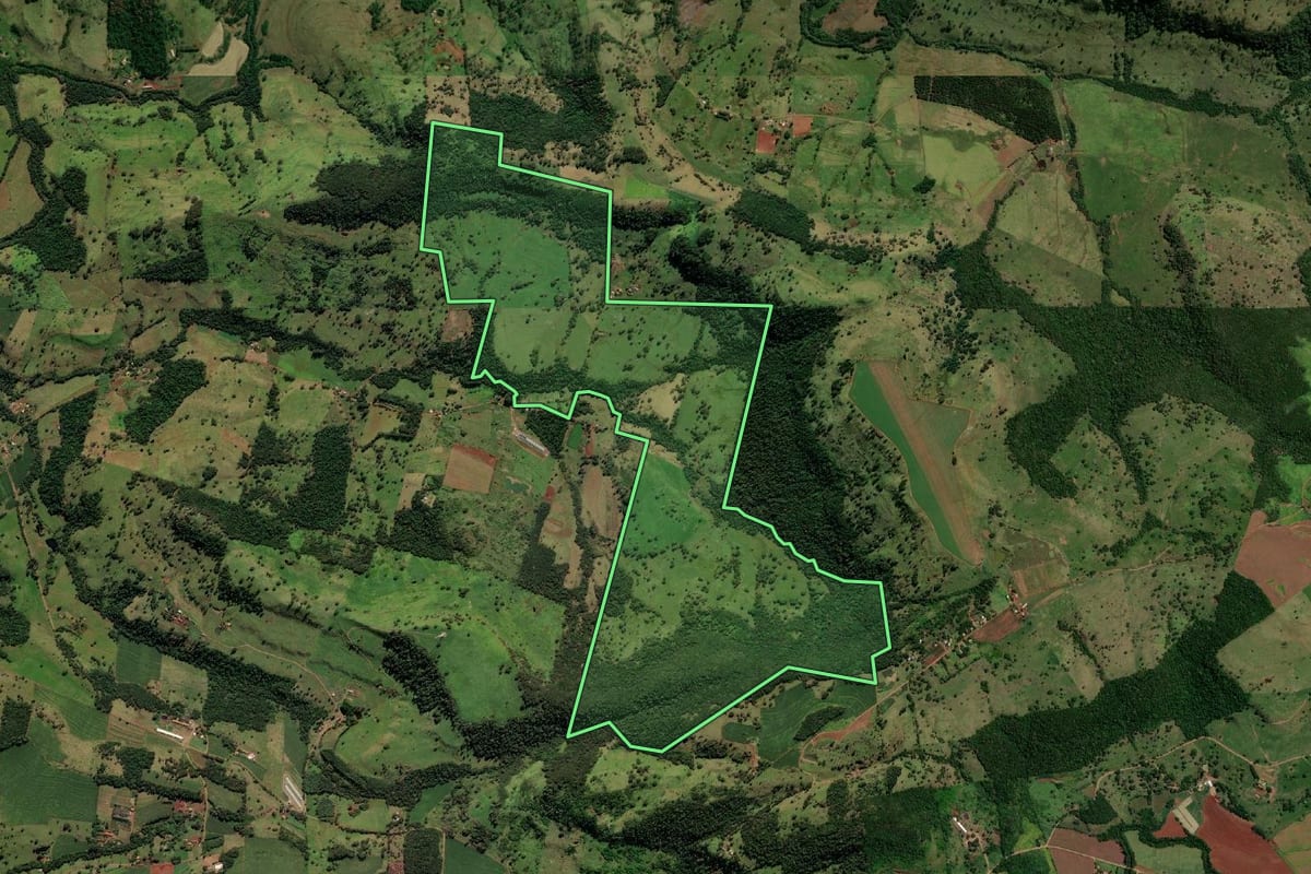 Imagem de satélite do imóvel rural em Medianeira (PR), com o contorno declarado no CAR desenhado por cima.