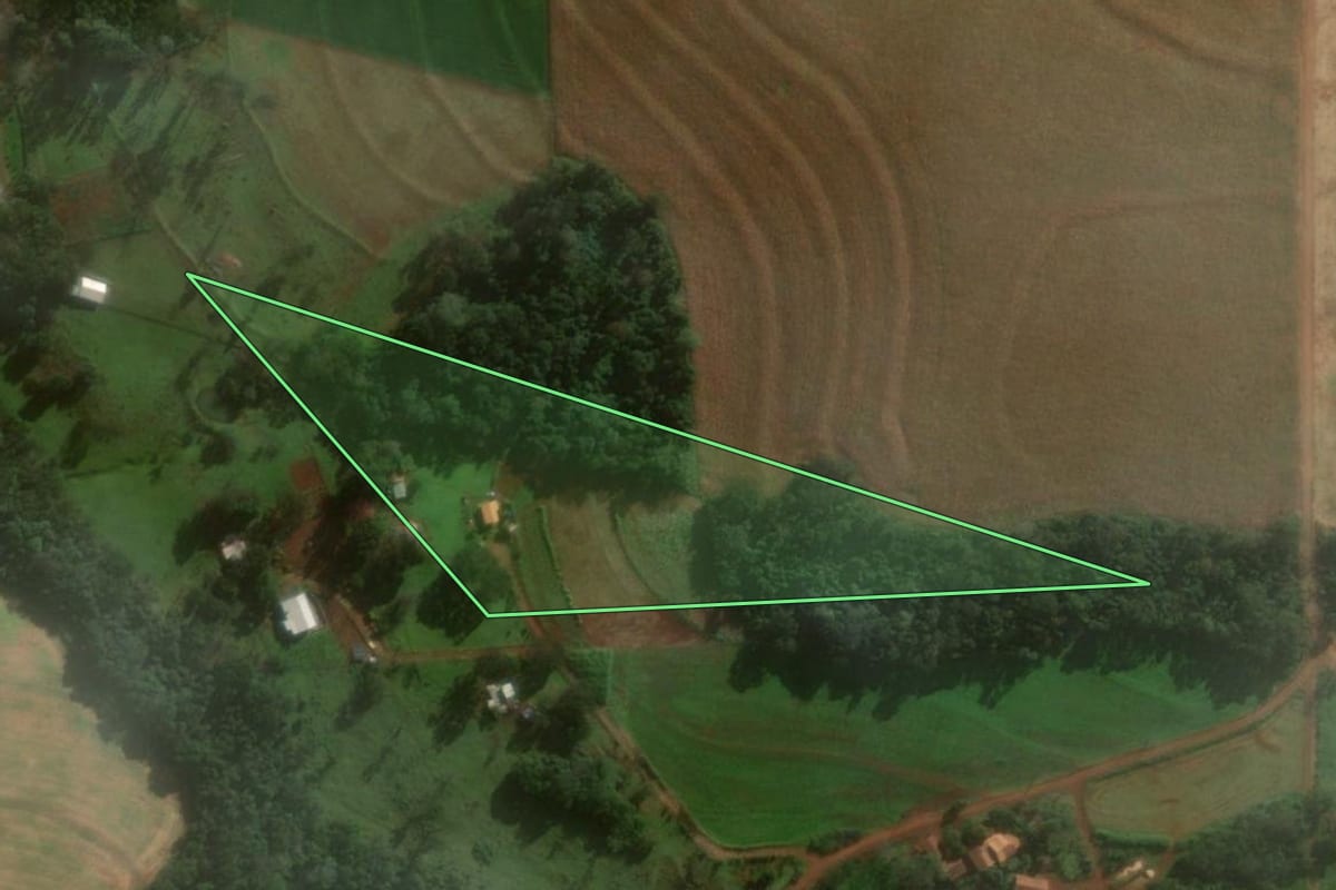 Imagem de satélite do imóvel rural em Medianeira (PR), com o contorno declarado no CAR desenhado por cima.