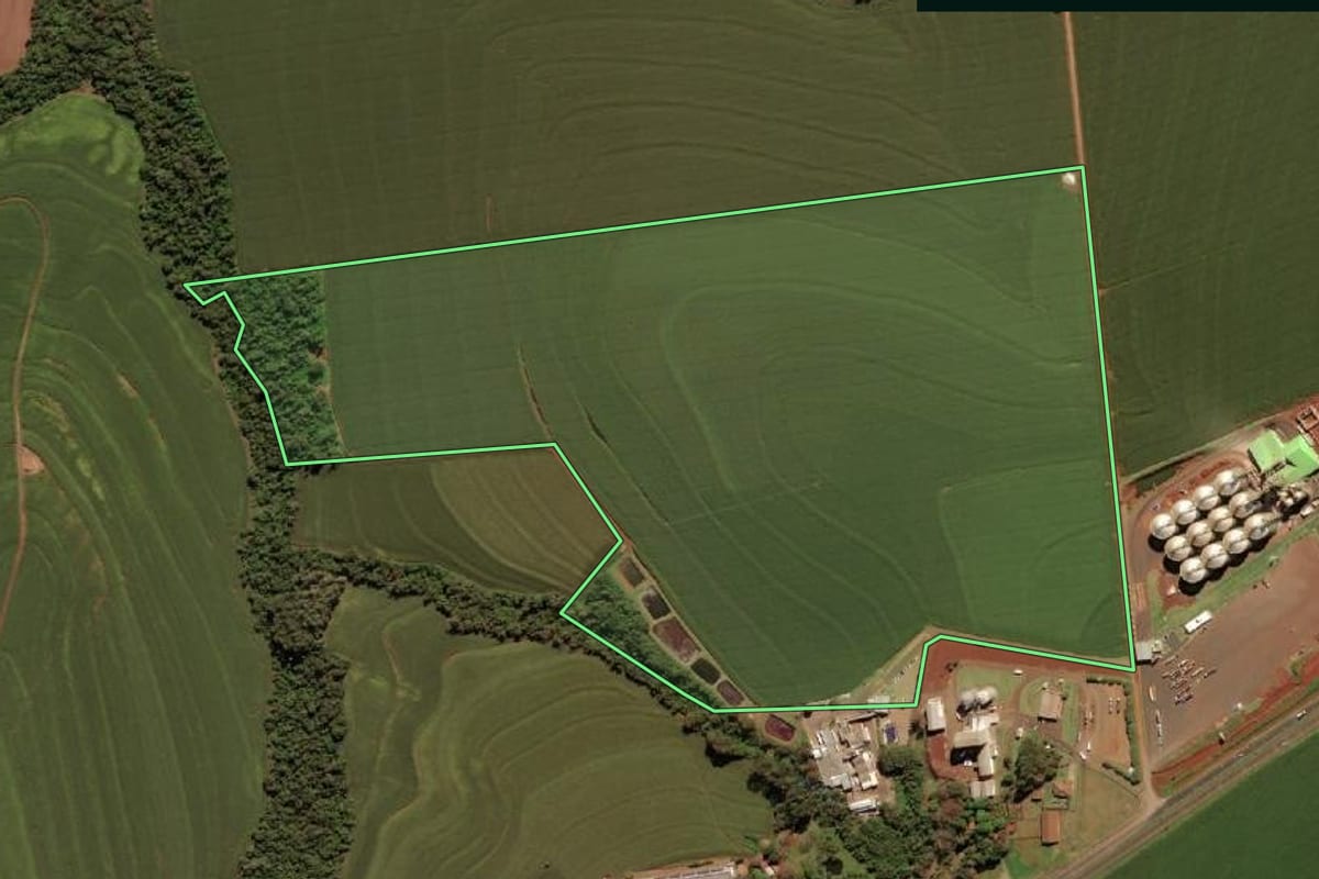 Imagem de satélite do imóvel rural em Medianeira (PR), com o contorno declarado no CAR desenhado por cima.