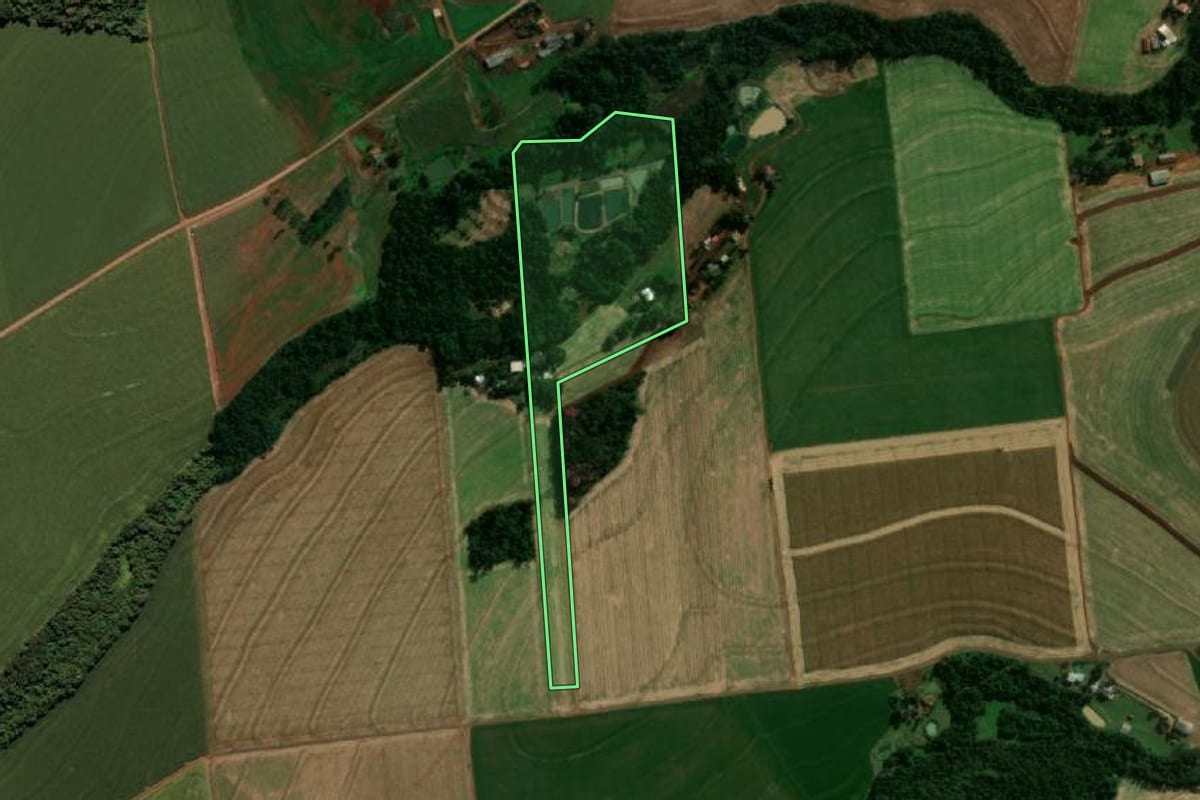 Imagem de satélite do imóvel rural em Medianeira (PR), com o contorno declarado no CAR desenhado por cima.