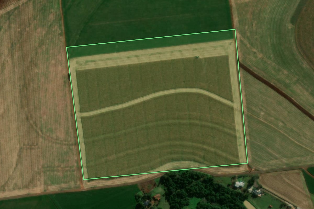 Imagem de satélite do imóvel rural em Medianeira (PR), com o contorno declarado no CAR desenhado por cima.