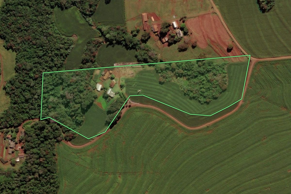 Imagem de satélite do imóvel rural em Medianeira (PR), com o contorno declarado no CAR desenhado por cima.