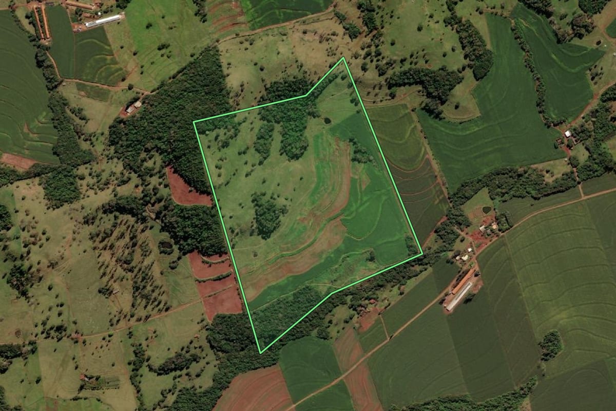 Imagem de satélite do imóvel rural em Medianeira (PR), com o contorno declarado no CAR desenhado por cima.