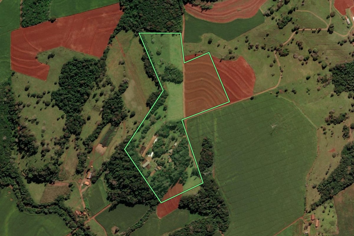 Imagem de satélite do imóvel rural em Medianeira (PR), com o contorno declarado no CAR desenhado por cima.