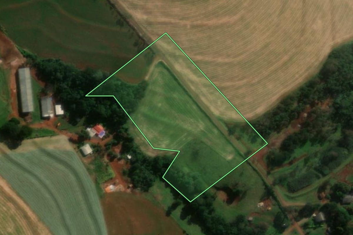 Imagem de satélite do imóvel rural em Medianeira (PR), com o contorno declarado no CAR desenhado por cima.