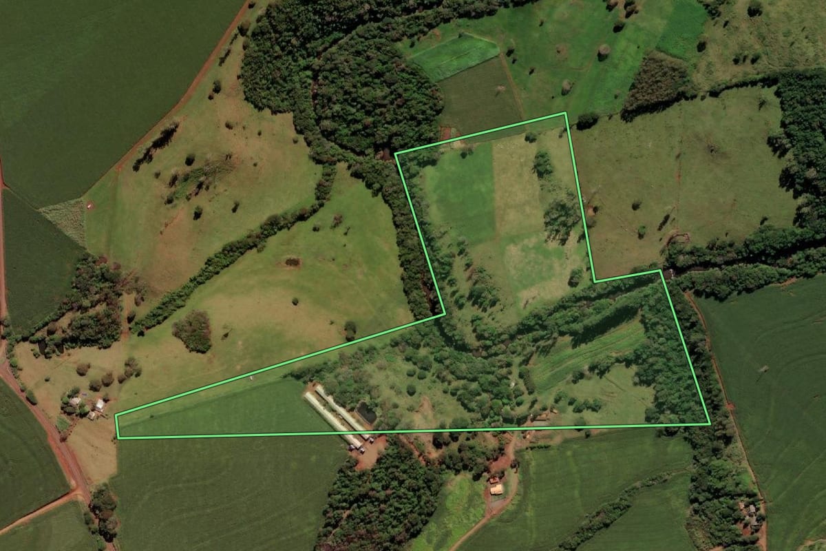 Imagem de satélite do imóvel rural em Medianeira (PR), com o contorno declarado no CAR desenhado por cima.