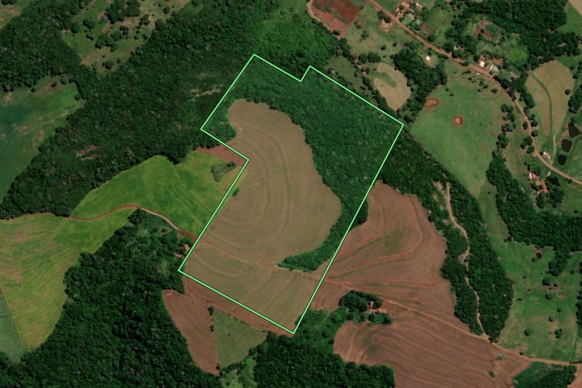 Imagem de satélite do imóvel rural em Medianeira (PR), com o contorno declarado no CAR desenhado por cima.