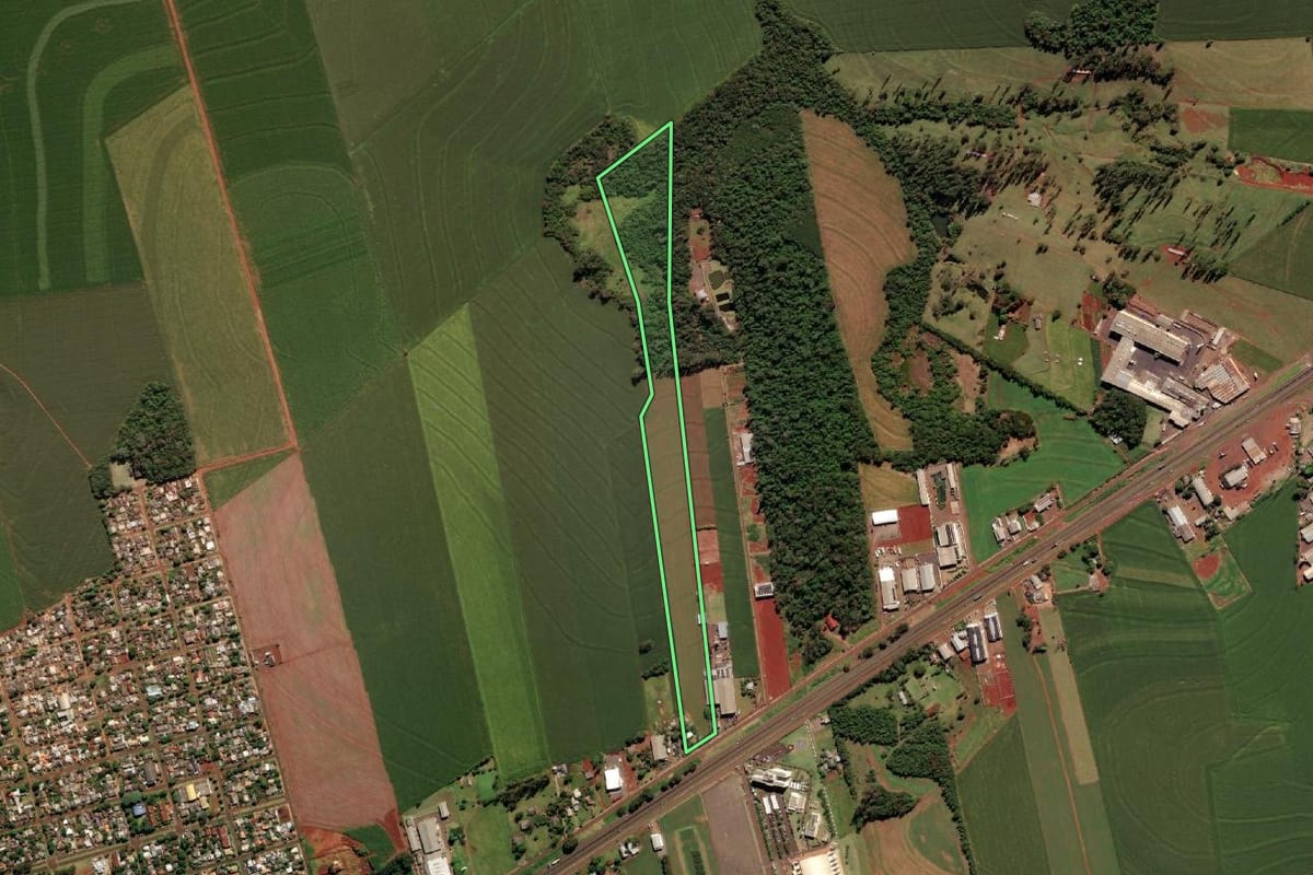 Imagem de satélite do imóvel rural em Medianeira (PR), com o contorno declarado no CAR desenhado por cima.