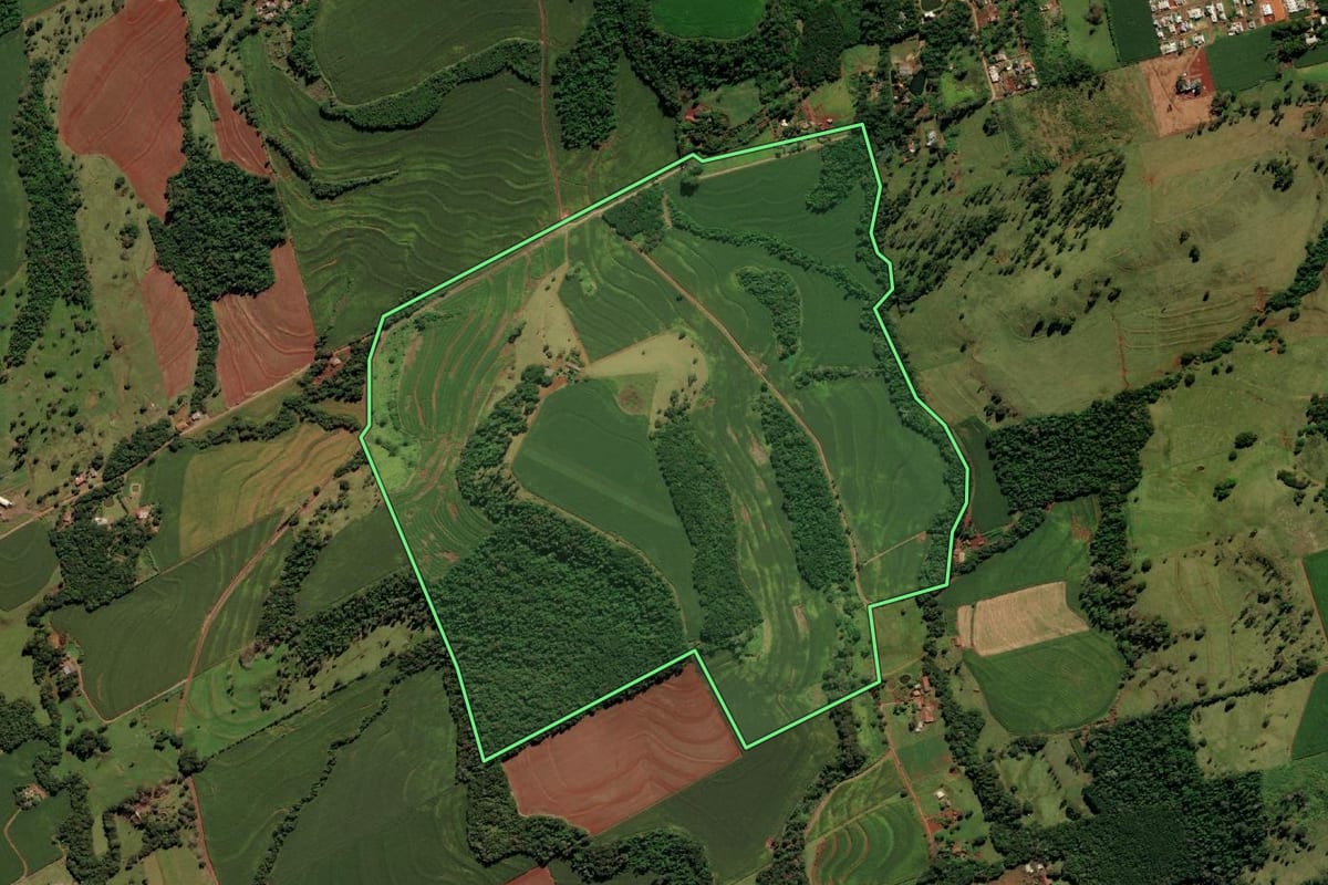 Imagem de satélite do imóvel rural em Medianeira (PR), com o contorno declarado no CAR desenhado por cima.
