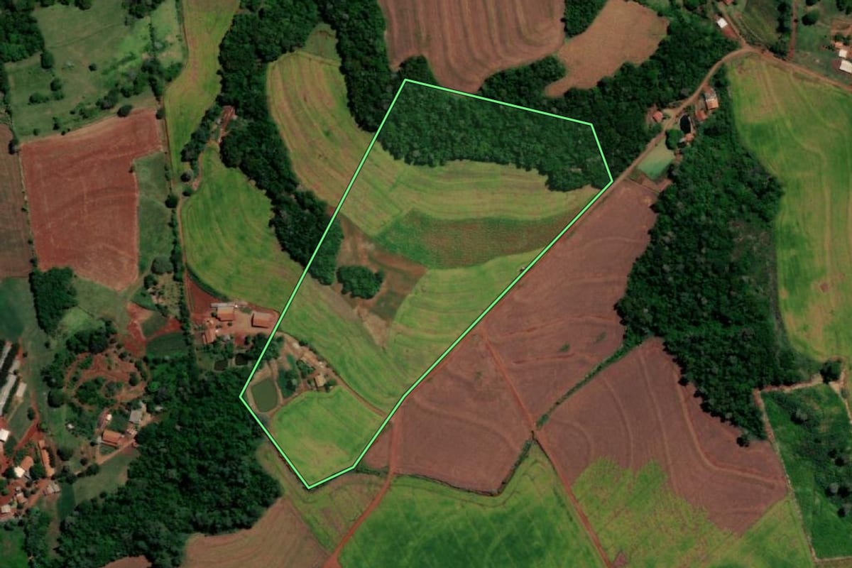 Imagem de satélite do imóvel rural em Medianeira (PR), com o contorno declarado no CAR desenhado por cima.