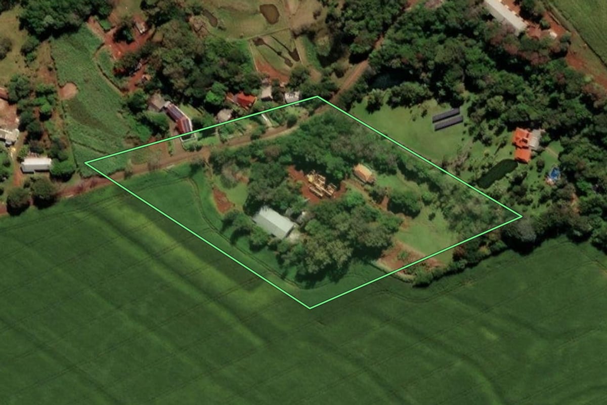 Imagem de satélite do imóvel rural em Medianeira (PR), com o contorno declarado no CAR desenhado por cima.