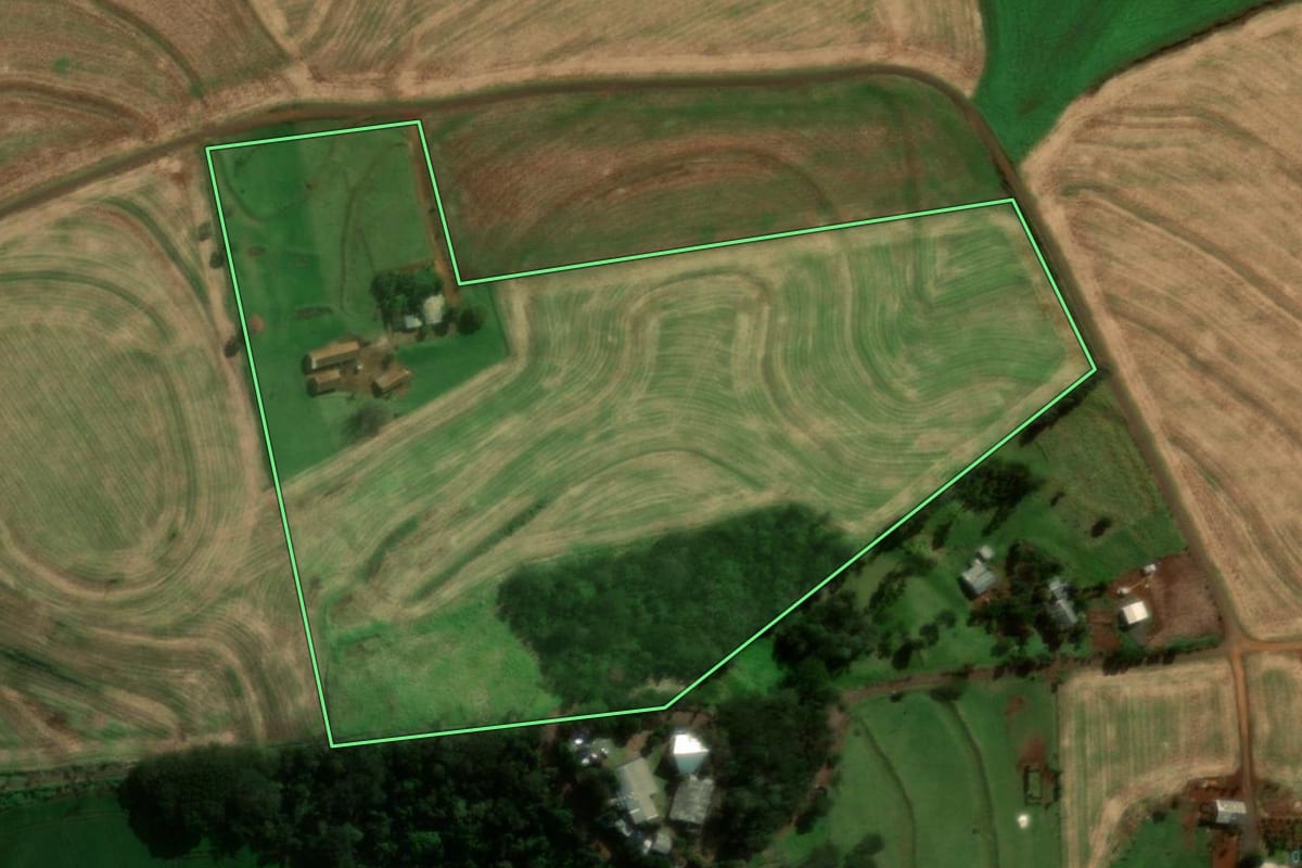 Imagem de satélite do imóvel rural em Medianeira (PR), com o contorno declarado no CAR desenhado por cima.
