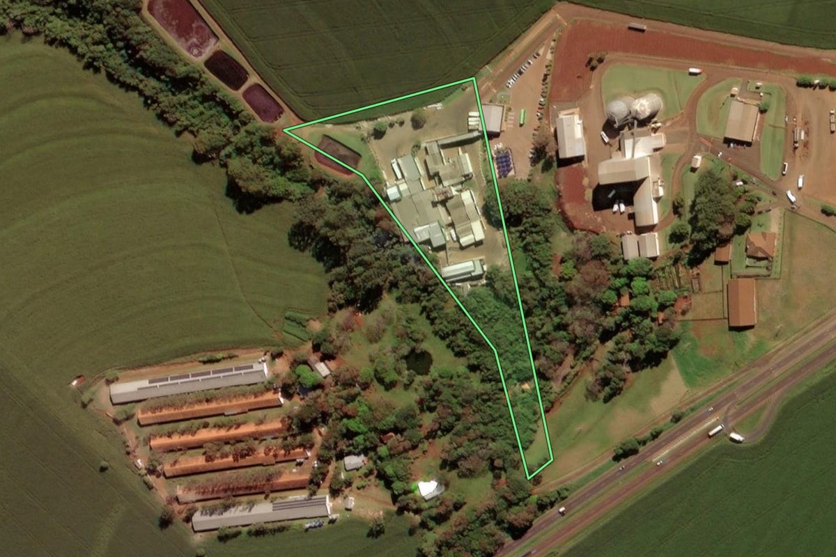 Imagem de satélite do imóvel rural em Medianeira (PR), com o contorno declarado no CAR desenhado por cima.