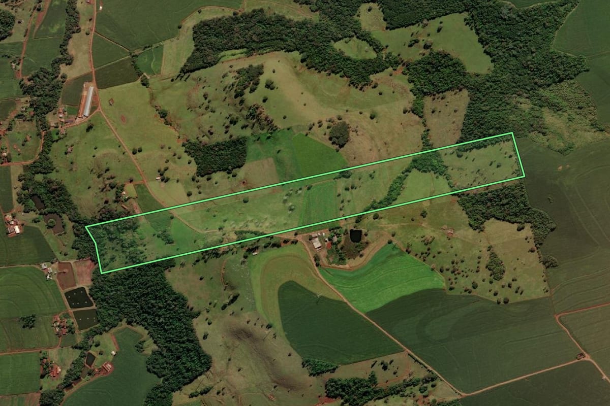 Imagem de satélite do imóvel rural em Medianeira (PR), com o contorno declarado no CAR desenhado por cima.