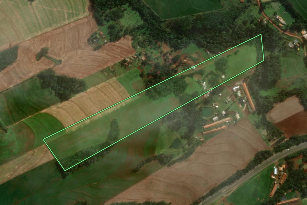 Imagem de satélite do imóvel rural em Medianeira (PR), com o contorno declarado no CAR desenhado por cima.